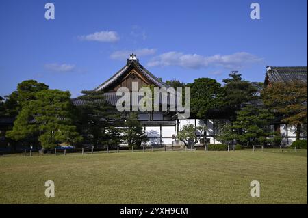 Vue panoramique sur le palais Ninomaru Goten, palais décoré et résidence pour les shoguns Tokugawa sur le terrain de Nijō-jō à Kyoto, Japon. Banque D'Images