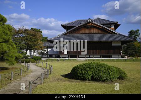 Vue panoramique sur le palais Ninomaru Goten, palais décoré et résidence pour les shoguns Tokugawa sur le terrain de Nijō-jō à Kyoto, Japon. Banque D'Images