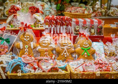 Étal de marché de Noël avec biscuits en pain d'épices et cannes de bonbon. Concept de cuisson festive, friandises sucrées de vacances Banque D'Images