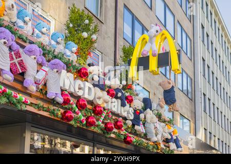 MANNHEIM, ALLEMAGNE - 30 NOVEMBRE 2024 - entrée au restaurant McDonald's décorée pour Noël Banque D'Images