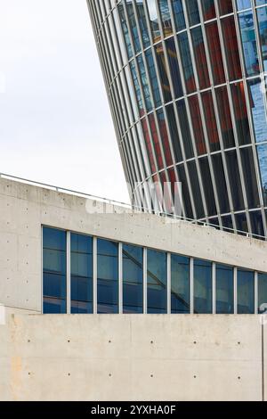 Architecture urbaine et moderne dans la ville, structures géométriques et répétitives, Banque D'Images