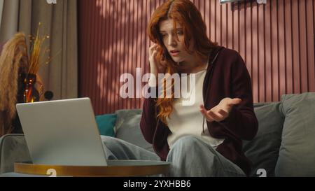 En colère stressée femme anxieuse femme étudiante caucasienne femme d'affaires client à la maison parler argumenter conflit de téléphone mobile querelle mécontent femme résoudre Banque D'Images