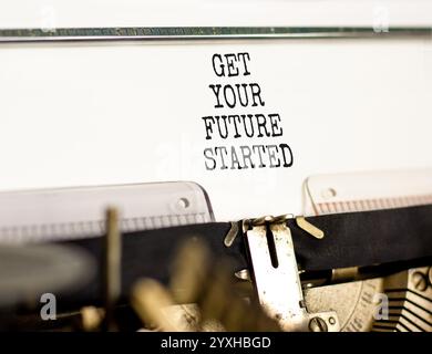 Symbole de démarrage de l'avenir. Mots conceptuels Obtenez votre avenir commencé tapé sur la belle vieille machine à écrire. Belle table blanche fond blanc. Busin Banque D'Images