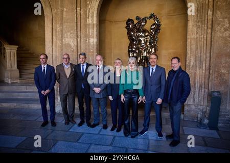 Des politiciens et des personnalités telles que Patricia del Pozo, ministre de la culture et des Sports du gouvernement andalou, Marifran Carazo, maire de Grenade, Bernard Ruiz-Picasso, et Jeff Koons posent pour une photo devant l'œuvre des trois grâces lors de l'inauguration officielle de l'exposition « réflexions : Picasso/Koons dans l'Alhambra » à Grenade, Espagne, le 16 décembre 2024. Museo Picasso Malaga, en collaboration avec la Fondation Almine et la Fondation Bernard Ruiz-Picasso (FABA), présente l'exposition 'réflexions : Picasso/Koons dans l'Alhambra' en collaboration avec le Ministère de la culture et Banque D'Images
