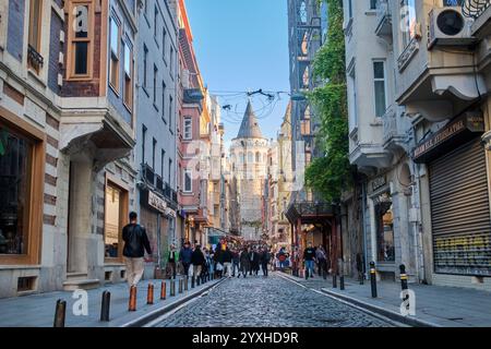 Vue d'Une rue du quartier de Galata, Tour de Galata en arrière-plan, Istanbul, Turquie Banque D'Images