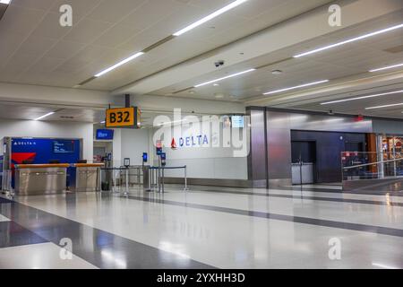 Intérieur de la porte B32 de Delta Airlines à l'aéroport international Newark Liberty avec comptoirs d'enregistrement et zone d'embarquement vide. New Jersey, États-Unis. Banque D'Images