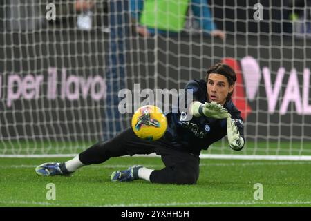 Stadio Olimpico, Rome, Italie. 16 décembre 2024. Football italien Serie A ; Lazio contre Inter Milan ; Yann Sommer du FC Inter, lors de l'échauffement Lazio - Inter au stade Olimpico crédit : action plus Sports/Alamy Live News Banque D'Images