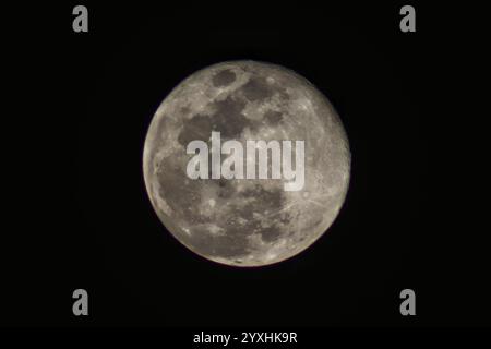 Mexico, Mexique. 15 décembre 2024. Vue de la lune connue sous le nom de Lune froide, un nom qui vient des traditions des peuples amérindiens, qui ont nommé la dernière pleine lune de l'année en l'honneur du froid intense et des longues nuits qui annoncent l'arrivée de l'hiver. Le 15 décembre 2024 à Mexico, Mexique. (Photo de Carlos Santiago/Eyepix Group/SIPA USA) crédit : SIPA USA/Alamy Live News Banque D'Images