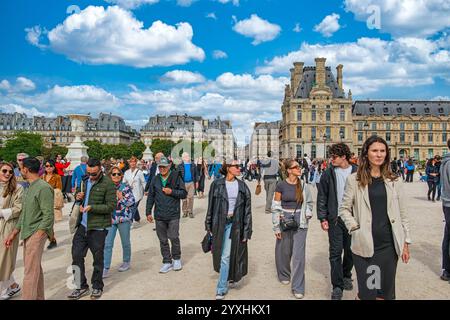 Des centaines de touristes au Louvre à Paris, France, le nouveau problème moderne - le tourisme de masse Banque D'Images