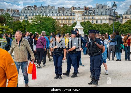 Les policiers français se mêlent aux centaines de touristes du Louvre à Paris Banque D'Images