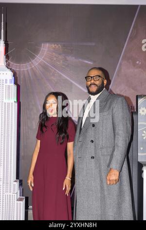 New York, États-Unis. 16 décembre 2024. Tyler Perry, Kerry Washington et Ebony Obsidian lors de l'éclairage de l'Empire State Building en partenariat avec Netflix et United Service Organizations pour célébrer la sortie du film 'les six Triple Eight' ce lundi 16/12/2024. Crédit : Brazil photo Press/Alamy Live News Banque D'Images