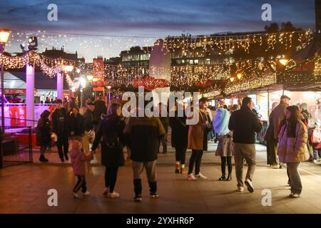 Madrid, Espagne, 16 décembre 2024 : les gens marchent sur le marché de Noël pendant les lumières de Noël à Madrid, le 16 décembre 2024, à Madrid, Espagne. Crédit : Alberto Brevers / Alamy Live News. Banque D'Images