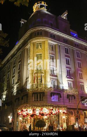 Madrid, Espagne, 16 décembre 2024 : la façade principale du Wellington Hotel & Spa Madrid décorée pour Noël pendant les lumières de Noël à Madrid, le 16 décembre 2024, à Madrid, Espagne. Crédit : Alberto Brevers / Alamy Live News. Banque D'Images