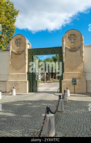 Devant l'entrée principale du cimetière du Père-Lachaise - le plus grand cimetière de Paris, France Banque D'Images