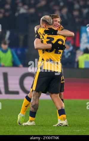 Rome, Italie. 16 décembre 2024. Nicolò Barella du FC Internazionale célèbre avec Federico Dimarco du FC Internazionale après avoir marqué un but lors du match de Serie A entre le SS Lazio et le FC Internazionale au Stadio Olimpico Rome Italie le 16 décembre 2024. Crédit : Nicola Ianuale/Alamy Live News Banque D'Images