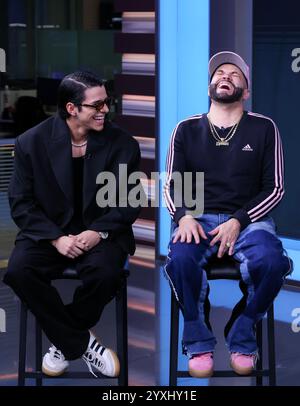 Doral, États-Unis. 16 décembre 2024. DORAL, FLORIDE - 16 DÉCEMBRE : Maeso et Nacho sont vus pendant 'la Voz de la Mañana' pour promouvoir leur nouvelle chanson 'te entrepreneur' aux studios Univision le 16 décembre 2024 à Doral, Floride. (Photo de Dax Tamargo/Sipa USA) crédit : Sipa USA/Alamy Live News Banque D'Images