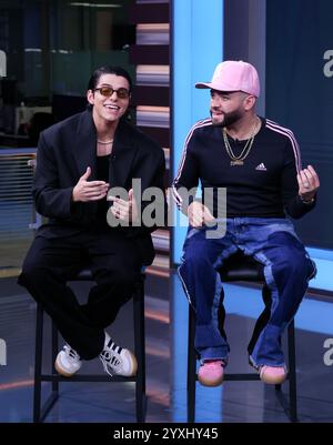 Doral, États-Unis. 16 décembre 2024. DORAL, FLORIDE - 16 DÉCEMBRE : Maeso et Nacho sont vus pendant 'la Voz de la Mañana' pour promouvoir leur nouvelle chanson 'te entrepreneur' aux studios Univision le 16 décembre 2024 à Doral, Floride. (Photo de Dax Tamargo/Sipa USA) crédit : Sipa USA/Alamy Live News Banque D'Images