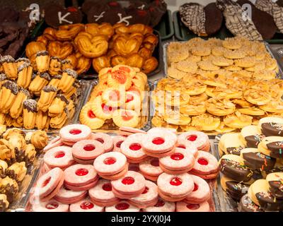 Assortiment de biscuits et de pâtisseries de boulangerie présentés dans des plateaux Banque D'Images