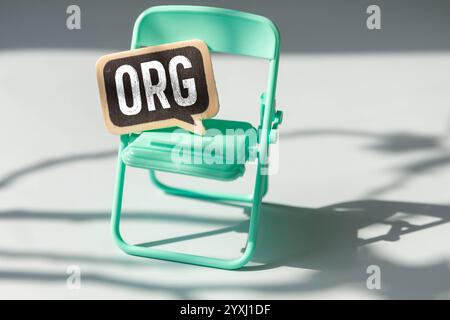 trois cubes de pierre sur le fond des états financiers blancs, tableaux avec le mot org. Concept commercial solide Banque D'Images