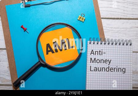 Formulation anti-blanchiment avec marteau et argent. Concept de loi Banque D'Images