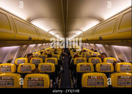 Île et sièges d'un Boeing 737-800 de Ryanair à l'aéroport de Charleroi, région wallonne DEC 13, 2024 Banque D'Images