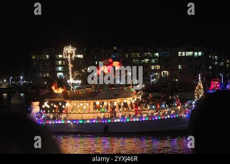 Le Holiday Boat Parade à Marina del Rey a lieu chaque année le deuxième samedi de décembre. Notre thème cette année est « A Margaritaville Holiday » célébrant l’héritage joyeux du légendaire chanteur-compositeur Jimmy Buffett. Le défilé commence par un spectacle de lumière spectaculaire. Les participants au bateau trouvent leurs propres idées et décorent leurs bateaux avec beaucoup de lumières et de décorations de vacances avec notre thème comme guide. Ils portent également des costumes, dansent, chantent, ont des groupes live ou jouent de la musique. Les plaisanciers et les spectateurs s'amusent immensément Banque D'Images