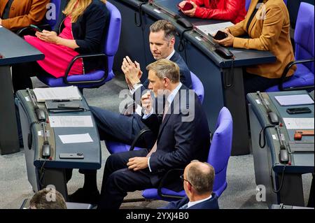 Vertrauensfrage gemäß Art. 68GG EUR, Deutschland, Berlin, 16.12.2024 : Christian Lindner und Friedrich Merz verfolgen die Rede von Rolf Mützenich Vorsitzender der SPD-Bundestagsfraktion *** question de confiance en vertu de l'article 68GG EUR, Berlin, 16 12 2024 Christian Lindner et Friedrich Merz suivent le discours de Rolf Mützenich, président du groupe parlementaire SPD au Bundestag Banque D'Images