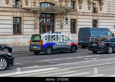 Voiture de police française conduisant dans la circulation dans les rues de Paris, France Banque D'Images