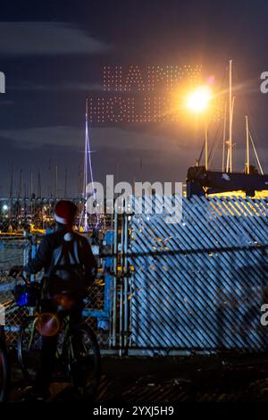 Los Angeles, États-Unis. 14 décembre 2024. Les gens regardent la Marina del Rey Holiday Boat Parade à Los Angeles, Californie. La parade annuelle des bateaux amène les habitants et les touristes à la marina pour observer les bateaux décorés de lumières de Noël. Crédit : Stu Gray/Alamy Live News. Banque D'Images