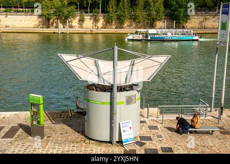 Point d'amarrage des bateaux de tourisme et guichet le long de la Seine à Paris, France Banque D'Images