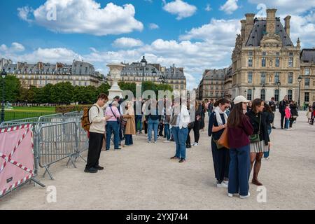 Des centaines de touristes au Louvre à Paris, France, le nouveau problème moderne - le tourisme de masse Banque D'Images