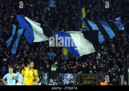 Rome, Italie 16.12.2024 : drapeaux de l'Inter supporters w pendant le championnat italien de football Serie A Enilive 2024-2025 match SS Lazio vs FC Internazionale Banque D'Images