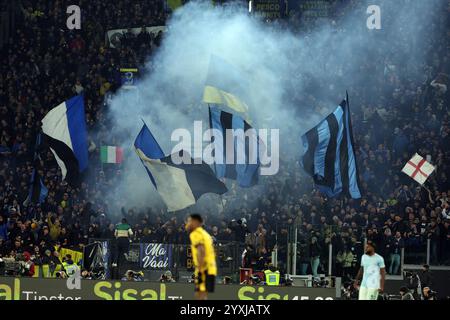 Rome, Italie 16.12.2024 : drapeaux de l'Inter supporters w pendant le championnat italien de football Serie A Enilive 2024-2025 match SS Lazio vs FC Internazionale Banque D'Images