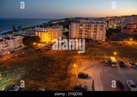 Image de nuit avec le croissant de lune et la foudre dans le village de luz dans la ville de Lagos en Algarve Banque D'Images