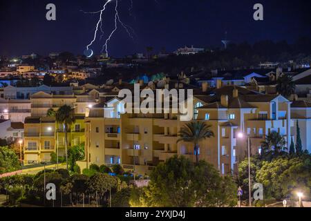 Image de nuit avec le croissant de lune et la foudre dans le village de luz dans la ville de Lagos en Algarve Banque D'Images