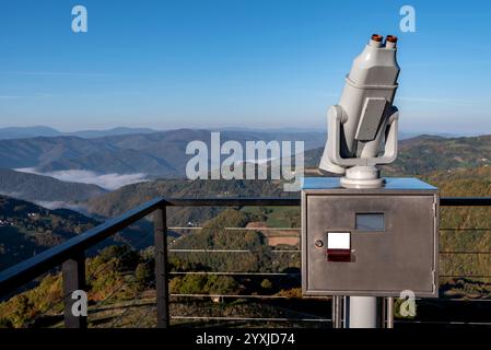 Jumelles à pièces sur le pont d'observation Kapija Podrinja surplombant la vallée de la Drina en Serbie. Banque D'Images