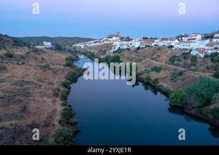 Daybreak surplombant la rivière Guadiana, Alentejo localité de Mertola-Portugal. Banque D'Images