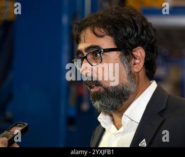 Merritt Island, Floride, États-Unis. 16 décembre 2024. L’administrateur adjoint Moon mars Program NASA, Amit Kshatriya, s’adresse aux médias alors qu’il assiste à un événement au Vehicle Assembly Building au Kennedy Space Center, en Floride, le lundi 16 décembre 2024. Photo de Joe Marino/UPI crédit : UPI/Alamy Live News crédit : UPI/Alamy Live News Banque D'Images