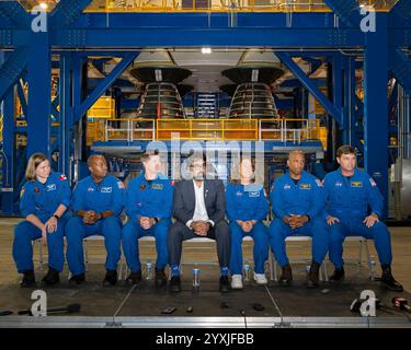 Merritt Island, Floride, États-Unis. 16 décembre 2024. Jenni Gibbons, Andre Douglas et Prime Crew, spécialiste de mission Jeremy Hansen, administrateur adjoint du programme Moon mars, Amit Kshatriya, spécialiste de mission Christina Koch, pilote Victor Glover et commandant Reid Wiseman (de gauche à droite), assistent à une activité médiatique au bâtiment de montage de véhicules du Kennedy Space Center, Floride, le lundi 16 décembre 2024. Photo de Joe Marino/UPI crédit : UPI/Alamy Live News crédit : UPI/Alamy Live News Banque D'Images