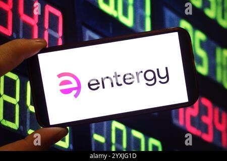 Pologne. 14 décembre 2024. Dans cette illustration photo, le logo de la société Entergy est affiché sur l'écran d'un smartphone. (Crédit image : © Piotr SWAT/SOPA images via ZUMA Press Wire) USAGE ÉDITORIAL SEULEMENT! Non destiné à UN USAGE commercial ! Banque D'Images