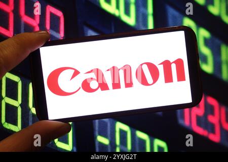 Pologne. 14 décembre 2024. Dans cette illustration photo, le logo de la société Canon est affiché sur l'écran d'un smartphone. Crédit : SOPA images Limited/Alamy Live News Banque D'Images