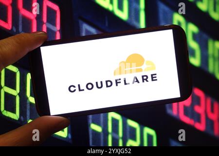 Pologne. 14 décembre 2024. Dans cette illustration photo, le logo de la société Cloudflare est affiché sur l'écran d'un smartphone. (Crédit image : © Piotr SWAT/SOPA images via ZUMA Press Wire) USAGE ÉDITORIAL SEULEMENT! Non destiné à UN USAGE commercial ! Banque D'Images