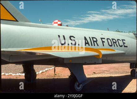 Le Convair F-102 était une conception de trou d'arrêt lorsque les retards de développement du moteur et du système de contrôle de tir (FCS) ont eu un impact sur le projet Ultimate Interceptor (F-106). Les clôtures d’aile du F-102A ont aidé à la stabilité et ont permis des « virages en batte » sans perte de contrôle, mais ont également augmenté la traînée de l’avion. La conception aérodynamique de l’avion et les limitations de poussée du moteur J57 ont entraîné des performances décevantes. Convair F-102A (AF 56-1134) affecté au 152nd FIS exposé au Kurth Memorial Air Park, 162nd Fighter Wing, aéroport international de Tucson. Banque D'Images