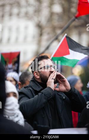 Paris, France. 14 décembre 2024. Un homme crie des chants de solidarité avec le peuple palestinien pendant la manifestation pro-Palestine. Des centaines de personnes ont pris part à une manifestation pro-palestinienne organisée par le collectif urgence Palestine, à Paris. Crédit : SOPA images Limited/Alamy Live News Banque D'Images