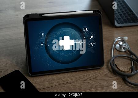 Médecin professionnel technologie médicale sur le dépistage avec médical sur comprimé à l'hôpital Banque D'Images