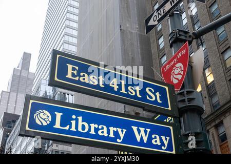 E. 41st, devant la succursale principale de la bibliothèque publique de New York, comprend Library Way Signage, 2024, NYC, USA Banque D'Images