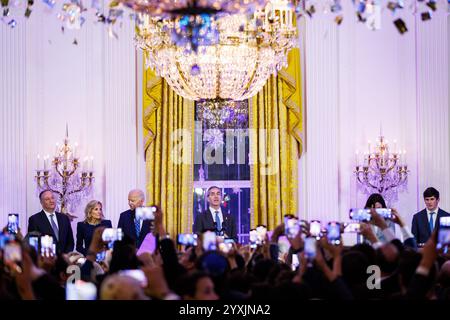 Washington, États-Unis. 16 décembre 2024. Rabbi Elliott Cosgrove, de la synagogue Park Avenue à New York, prend la parole lors d'une réception de vacances Hanukkah dans la salle est de la Maison Blanche le lundi 16 décembre 2024 à Washington, DC. Photo de Samuel Corum/UPI crédit : UPI/Alamy Live News Banque D'Images