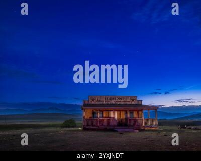 Les planètes Vénus et mars au crépuscule du soir au-dessus d'une cabane en Alberta, Canada. Banque D'Images