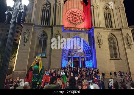 São Paulo, Brésil. 17 décembre 2024. La 15ème édition de 'Natal Iluminado' a été inaugurée ce lundi (16), avec une célébration religieuse à la cathédrale Sé de São Paulo, au Brésil. Crédit : Saulo Dias/Alamy Live News Banque D'Images