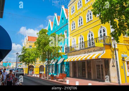 Maisons historiques de style hollandais sur la rue Breedestraat à Punda, Willemstad, Curaçao. Historique Willemstad est un site du patrimoine mondial de l'UNESCO. Banque D'Images